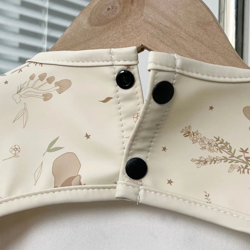 Bavoir bébé étanche pour protéger les vêtements pendant les repas. Suivez-nous sur Instagram pour des astuces pratiques pour les parents.