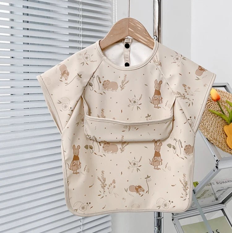 Tablier imperméable bébé, essentiel pour les repas en famille pendant les voyages. Suivez-nous sur Instagram pour plus d'astuces