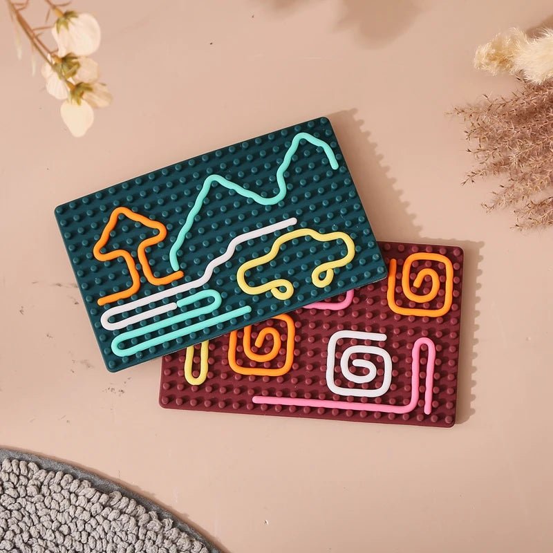 Tablette sensorielle montessori ludique pour les enfants. Aide la motricité fine et à la gestion du stress grace à ses fils en silicones colorés